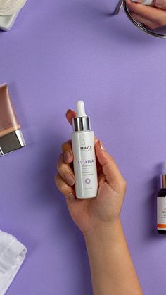 Das leichte, ölfreie Image Skincare ILUMA Intense Brightening Serum zur Behandlung von Rötungen und Verfärbungen. Eine Mischung aus pflanzlichen Aufhellern, Vitamin C und Traubenkernextrakt reduziert sanft Entzündungen und fördert einen klaren, frischen Teint. Beruhigt die Haut optimal nach Laser- und Waxingbehandlungen. Die Vectorize-Technology versorgt die Haut mit einer Mischung aktiver Inhaltsstoffe über einen Zeitraum von bis zu 48 Stunden. Credits:Image Skincare Product Post, Image Skincare, Brightening Serum, Beauty Basics, Esthetician, Vitamin C, Flash Drive, Usb Flash Drive, Serum