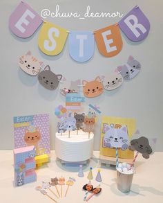 Festa Gatinho: +35 ideias e tutoriais fofíssimos - Bolo Guaraná Cat Themed Parties, Kitten Birthday, Celebrate Good Times, Pretty Wreath, Paper Doilies, Birthday Table, Birthday Cards Diy, Party In A Box, Cat Theme