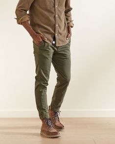 How To Style Corduroy Pants Men, Outdoor Mens Style, Ben Fuller, Green Pants Outfit Men, Olive Pants Outfit, Fall Fashion For Men, Green Pants Outfit