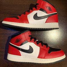 Size 7y Comes With A Replacement Nike Box (Not The Original Box) Great Condition Overall Jordan 1 Mid Chicago Black Toe, Jordan 1 Mid Chicago, Shoes Jordan 1, Nike Box, Shoes Jordan, Jordan Red, Kids Jordans, Jordan 1 Mid, Jordan Shoes