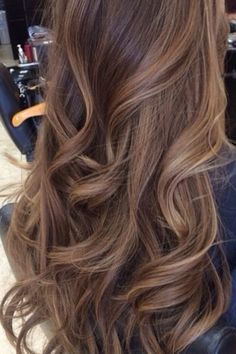 Blond Cenușiu, Rambut Brunette, Peekaboo Highlights, Colored Hair Tips, Brown Hair Inspo, Hot Hair Colors, Hair Color Light Brown, Brown Hair Balayage, Brown Blonde Hair