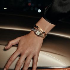 Tendance de saison confirmée par le lancement de la "Première Velours" de Chanel, ces garde-temps réduits à un diamètre miniature de moins de 30 mm flirtent du côté de la montre bijou. Lapidary Jewelry, Tous Jewelry, Cartier Panthere, Luxury Watch Brands, Stylish Watches, Watches Women Fashion