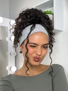 Cute Updos For Work Nurse, Braid With Headband Hairstyles, Head Bands For Curly Hair, Curls Styles Hairstyles, Hairband Hairstyle Curly Hair, Curly Bun With Headband, Curly Hair Updo With Headband, Headband In Curly Hair, Short Bob Hairstyles Curly Hair