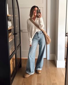 Light Jean Winter Outfits, Wide Leg Jeans Work Outfit, Aesthetic Mom Outfits, Batwing Sweater Outfit, Sport Mom Outfit, Converse Winter Outfit, Boho Winter Outfits Hippie, Ripped Jeans Outfit Fall, Cute Casual Fall Outfits