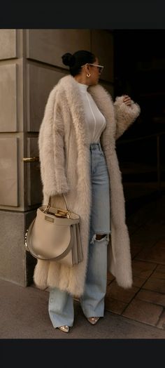 Divine Frequency, Faux Fur Coats Outfit, Mode Harajuku, Fur Coat Outfit, Looks Country, Winter Fashion Outfits Casual, Outfit Chic, Paris Outfits