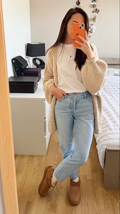 Light Mom Jeans Outfit Winter, Pretty Teacher Outfits, Mom Jeans And Uggs Outfit, Ankle Uggs Outfit, Warm Fall Day Outfit Casual, Mom Jeans Winter Outfits, Rbt Outfits, Edgy Feminine Style, Sweater And Leggings Outfit