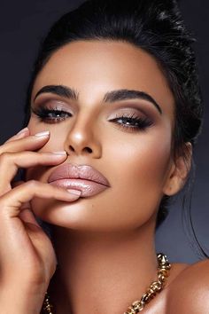 Glam Makeup Looks Dramatic, Makeup Photoshoot Ideas, Glamour Eye Makeup, Hollywood Glamour Makeup, Makeup Poses, Mua Photoshoot, Prom Makeup Ideas, Natural Dramatic, Prom Makeup Tutorial