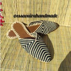 These beautiful handmade raffia shoes were handmade by highly skilled women craftsmen in Morocco in the city of Essaouira. Each pair is entirely handmade and takes a few days to produce. materials: Made in Raphia and High Quality Leather; 100% Braided Craftsman. Below is a global women's conversion table adapted for the European, British and American system: EUR 35 - United Kingdom 2.5 - US 5 - 22.4 cm - 8.82 inches EUR 36 - United Kingdom 3.5 - US 6 - 23cm - 9.06 in. EUR 37 - United Kingdom 4 - Handmade Bohemian Closed Toe Slippers, Handmade Bohemian Closed Toe Mules, Traditional Woven Natural Sandals, Traditional Natural Woven Sandals, Handmade Closed Toe Mules For Beach, Handmade Artisan Mules For Summer, Handwoven Natural Sandals With Round Toe, Natural Handwoven Sandals With Round Toe, Artisan Handmade Slip-on Mules