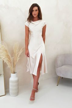 Champagne Midi Dress, Rehearsal Dinner Outfits, Shower Outfits, Rehearsal Dinner Dresses, Looks Party, Bridal Shower Dress, Engagement Dresses, Shower Dresses, Cap Dress