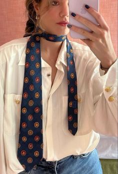 Outfit With Silk Scarf, Woman Tie Outfit, Tie As Belt, Neck Tie Outfits For Women, Silk Neck Scarf Outfit, Tie Outfits For Women