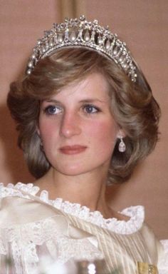 the princess is wearing a tiara and posing for a photo in her official dress