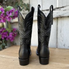 The price INCLUDES taxes and shipping to anywhere in the United States. 
This is the women's western boot style SB-404, in black. With a shaft height of 11.5 inches and a 1 1/2-inch heel, this boot offers a perfect balance between style and function. The floater leather used in its construction gives it a distinctive and robust finish. Combined with a leather upper and lining, and a cowhide sole, it guarantees comfort and durability. Made in León, Mexico, the SB-404 is an essential piece for any Western Wide Calf Heeled Boots With Square Toe, Western Moto Boots With Stacked Heel And Square Toe, Black Snip Toe Boots For Ranch, Western Heeled Boots With Square Toe, Western Square Toe Heeled Boots For Western-themed Events, Western Style Square Toe Heeled Boots, Fitted Black Heeled Boots For Ranch, Black Boots With Reinforced Heel, Western Heeled Boots With Square Toe And Leather Sole