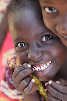 Happy Innocent Eyes, People Smiling, Smiling People, African Children, Child Smile, Foto Baby, Smiles And Laughs