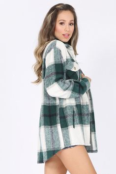 Green Checker Shacket with side welt pocket Model In Small Plaid Coat Women, Estilo Hipster, Cotton Polyester Fabric, Picture Style, Fall Plaid, Plaid Coat, Hipster Fashion, Plaid Fashion, Pocket Shirt