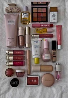 Makeup Nessecities List, Makeup Brush Set Aesthetic, Aesthetic Makeup Brush Set, Pink Makeup Products Aesthetic, Everyday Makeup Essentials, Pink Makeup Collection Aesthetic, Expensive Makeup, Makeup Drawer, Makeup Bag Essentials