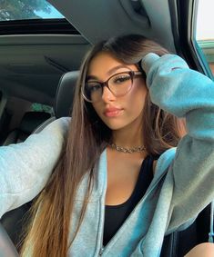 Glasses Inspiration, Selfie Poses Instagram, Foto Poses, Selfie Ideas Instagram, Wearing Glasses, Girls With Glasses, Instagram Photo Inspiration, Cute Poses For Pictures, American Beauty