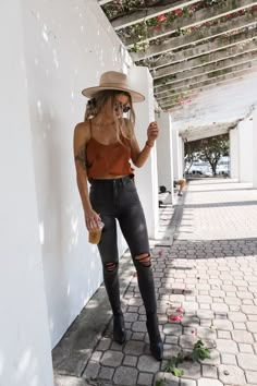 #jumpsuits #jumpsuit #fashion #dresses #jumpsuitstyle #jumpsuitmurah #jeans #rompers #ootd #jumpsuitimport #dress #jumpsuitcewek #tops #fashionblogger #jumpsuitpanjang #style #trajesdeba #sexy #onlineshopping Kelsey Floyd, Looks Country, Mode Boho, Outfit Jeans, Boho Stil, Good American, Mode Vintage, Spring Summer Outfits, Look Chic