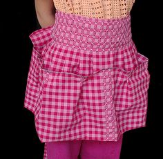 hand sewn toy apron for kids (or adults that find themselves carrying around random objects) Gathering Apron Pattern, Apron Styles, Gathering Apron, Child Apron, Gingham Embroidery, Chicken Scratch Embroidery, Sew Mama Sew