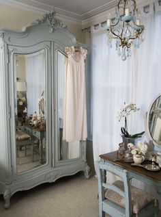 PEINDRE SES MEUBLES EN BLEU : TOUS STYLES - Décoration du bontemps Meuble Shabby, Idée Déco Originale, Chambre Shabby Chic, Meubles Shabby Chic, Mobilier Vintage, Décoration Shabby Chic, Mobilier De Chambre