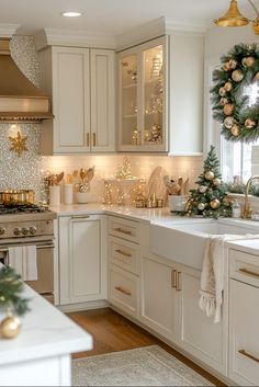 White And Gold Christmas Decor, Kitchen Xmas Decor, Christmas Decor Kitchen, White And Gold Christmas, Gold Christmas Decor, Home Christmas Decor, Christmas Kitchen Decor, Home Christmas