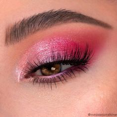 Pink Prom Eyeshadow Looks, Pink Makeup For Blue Eyes, Eyeshadow Looks Pinks, Hot Pink Eyeshadow Looks Simple, Pink Makeup Looks For Homecoming, Barbie Inspired Eyeshadow, Pink Prom Eye Makeup, Simple Hot Pink Makeup Looks, Pink Eyeshadow Looks Easy