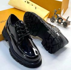 Men Platform Shoes, Guys Fashion Casual, Boots Outfit Men, Black Leather Dress Shoes, Produk Apple, Leather Brogues, Mens Boots Fashion