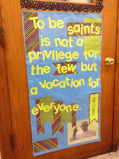 a bulletin board on the front door of a classroom