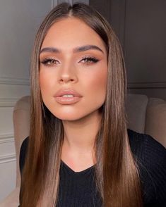 Contoured Wedding Makeup, Wedding Make Up Brunette Bridal, Brown Eye Natural Makeup, Smoked Wing Eyeliner, Natural Makeup Wedding Brunette Brown Eyes, Make Up Looks 2023, Smoked Liner Make Up, Soft Eyebrows Natural Looks, Wedding Medium Hairstyles