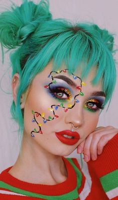 50 Christmas Makeup Looks to Try Out This Season | Trendy Pins Grinch Inspired Makeup, Aesthetics Makeup, Grinch Makeup, Eyeliner Trends, Christmas Party Makeup, Fantasy Make-up, Lights Makeup