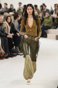 Chloé Fall 2024 Ready-to-Wear Runway, Fashion Show & Collection Review [PHOTOS] Short Cuir, Paris Mode, Mode Boho, Runway Trends, Fashion Show Collection, Looks Style, Mode Inspiration