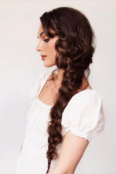 Jackie Wyers is wearing a loose side braid similar to the character Kate Sharma in Bridgerton season 2. Linked is a how to tutorial. 1800s Hair, Cottagecore Hairstyles, Jackie Wyers, Kate Sharma, Side Curls, Wedding Braids, Side Braid Hairstyles