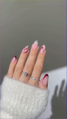 Elevate your nail game with this stunning pink flower nail art tutorial! Perfect for spring or any time you want to add a touch of floral elegance to your look. This step-by-step guide will show you how to create intricate flower designs with ease. Ideal for beginners and nail art enthusiasts alike. Get ready to dazzle with your DIY manicure! 💅✨ Nail Art Paillette, Nagel Tips, Blue Nail, Winter Nail Designs