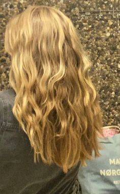 Blonde Wavy Hair Medium, Long Blonde Wavy Hair Natural, Wavy Blonde Hair Naturally, Thick Blonde Hair, Blonde Layered Hair, Blonde Wavy Hair, Dark Blonde Hair, Wavy Curly Hair, Hair Dye Colors