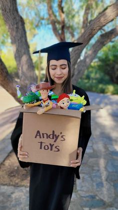 #gradcapideas #gradphotoideas #graduationphoto #disney #toystory Toy Story Senior Pictures, Toy Story Graduation Pictures, High School Senior Photo Shoot Ideas, Toy Story Graduation Theme, Holiday Parade Floats, Senior Year Portraits, Graduate Ideas, Graduation Cartoon, High School Graduation Pictures