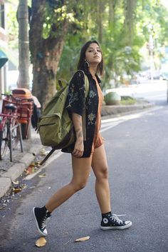 Looks Com All Star, Walking Down The Street, Estilo Hippie, Fashion Photography Inspiration, Casual Fall Outfits, Looks Vintage, College Outfits, Grunge Fashion, Grunge Outfits