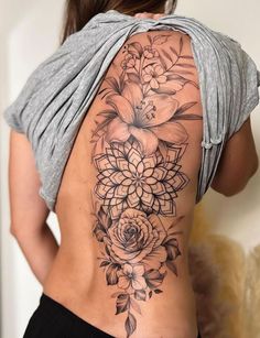 cool flower tattoo for women 2023 Female Tattoo Ideas, Floral Back Tattoos, Tattoos To Cover Scars, Tattoos Infinity, Floral Tattoos, Perfect Tattoo, Hip Tattoos Women, Inspiration Tattoo