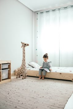 niña leyendo en su habitación Montessori Toddler Room, Bed Goals, Floor Beds, Boy Toddler Bedroom, Toy Shelves, Toddler Bedroom, Kids Interior Room, Toddler Rooms