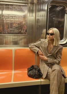 Looking at These 26 Blonde Bobs Made Me Cut My Hair New York Vibes, Cool Silhouettes, Blonde Bob Hairstyles, Blogger Street Style, New York Fashion Week Street Style, Nyc Aesthetic, Winter Capsule Wardrobe, Nyc Life, New York Aesthetic