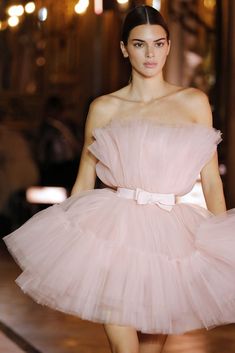 Giambattista Valli x H&M event in Rome - NOWFASHION Bow Dresses, Giambattista Valli Dress, Giambattista Valli Couture, Giambattista Valli Haute Couture, Haute Couture Gowns, Dresses Princess, Bow Dress, Couture Runway, Couture Gowns