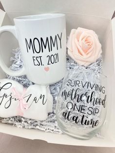 (paid link) Baby Shower Basket gift Idea Circuit Gifts For Mom, New Baby Cricut Gifts, Gift For Baby Shower Mommy, Gift Box Business Ideas, Baby Gift Box Ideas, Baby Gifts Cricut, Cricut Gifts For Mom