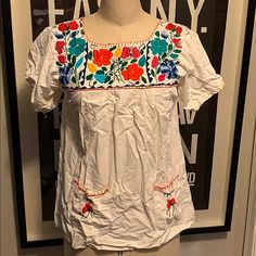 White Cotton with red trim and embroidery flowered Mexican boho top. Rare authentic vintage. No tags. Mexican Top, Mexican Boho, Mexican Blouse, Vintage Summer Dresses, Embroidered Clothes, Boho Top, Womens Blouses, Cotton Blouses, Vintage Cotton