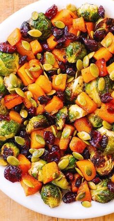 Roasted Brussels Sprouts Salad with Butternut Squash, Pumpkin Seeds, and Cranberries Veggies Thanksgiving, Maple Butternut Squash, Resep Vegan, Brussels Sprouts Salad, Resep Salad, Sprouts Salad, Holiday Side, Roasted Brussels Sprouts, Brussel Sprout Salad