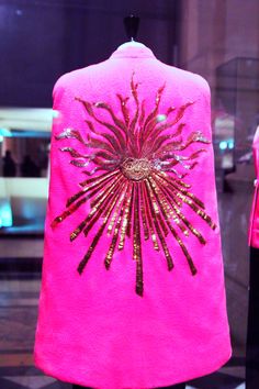 Elsa Schiaparelli’s Shocking Pink Sunburst Cape . . . Fall/Winter 1938/1939 Historical Embroidery, Schiaparelli Couture, Men Embroidery, 1920s Costume, Louise Brooks, Style Bubble, Michael Costello