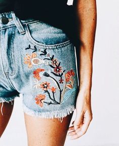 Looks Hippie, Look 80s, Denim Shorts Outfit, Embroidered Denim Shorts, 자수 디자인, Embroidered Denim, Mode Inspiration, Denim Jean, Passion For Fashion