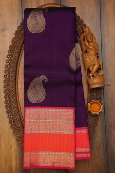 Wine Kanchipuram Saree, Dark Purple Saree Blouse Combination, Different Blouse Designs For Silk Saree, Silk Saree Combination, New Silk Saree Collections, Silk Saree Look Traditional, Kanchipuram Silk Saree Wedding Latest, Purple Kanchipuram Saree, Mysore Silk Saree Blouse Designs