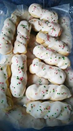 there are many cookies that have sprinkles on them in the plastic bag