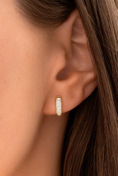 14K Solid Gold Horizontal Channel Baguette Diamond Huggies – nostalgii jewelry Baguette Earring, Dainty Hoop Earrings, Diamond Huggies, Diamond Baguette, Diamond Jewelry Designs, Baguette Diamonds, Vs Diamond, Solitaire Necklaces, Tiny Diamond