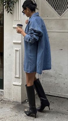 Denim Dress Fall 2023, Atlanta Style Fashion, Australian Winter, T Shirt Outfits, Looks Jeans, Look Adidas, Look Jean, California Outfits, Estilo Indie