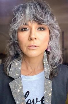 Corte Shaggy, Haircut Gray Hair, Curly Shag Haircut, Long Silver Hair, Silver White Hair, Hairstyles For 2023, Modern Shag Haircut, Medium Shag Haircuts, Long Shag Haircut