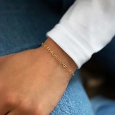 Dainty Heart-shaped links connect together to make a beautiful everyday bracelet. 14K Solid Gold Hypoallergenic, lead and nickel free Length: 6-7in (15-18cm) Heart Link width 0.12in(3mm) Spring clasp closure #BS024 Chain Heart, Everyday Bracelet, Moms Bracelet, Choker Pendant, Link Chain Bracelet, Studded Necklace, Gold Statement Ring, Tragus Earrings, Climber Earrings